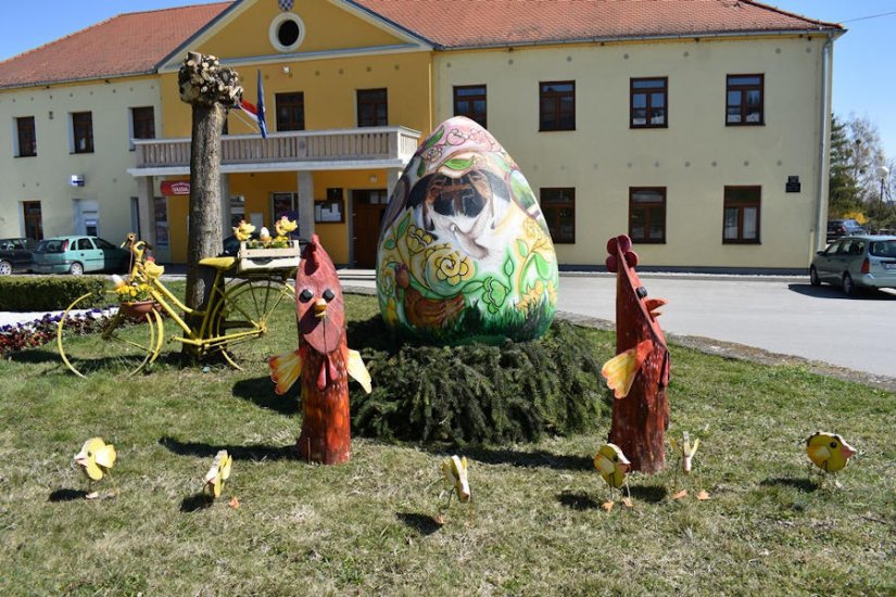 FOTO: Mještane općine Vinica razveselila velika pisanica i šareni pilići ispred općinske zgrade