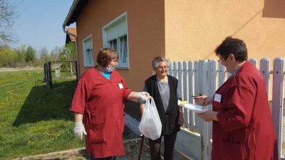 Šunkice pred vrata: uoči Uskrsa umirovljenicima i socijalno ugroženima iz Općine Petrijanec stigli paketi