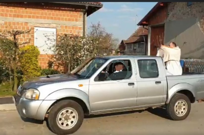 Vazmeni blagoslov snalažljivog župnika