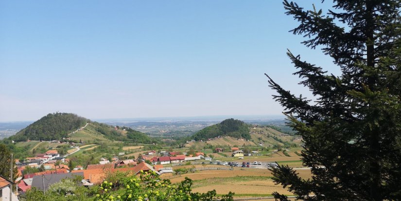 FOTO Planinari jedva dočekali popuštanje mjera da mogu na Ivančicu, ali uz poštivanje distance