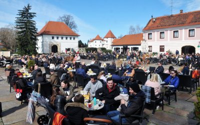 SVE JE SPREMNO Kafići će od ponedjeljka imati veće terase, Grad Varaždin osigurao zaštitne maske