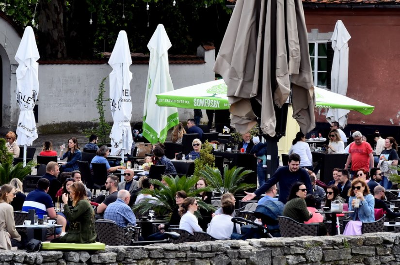 FOTO Terase kafića opet pune, Varaždinci se vratili svojoj rutini ispijanja kava nedjeljom