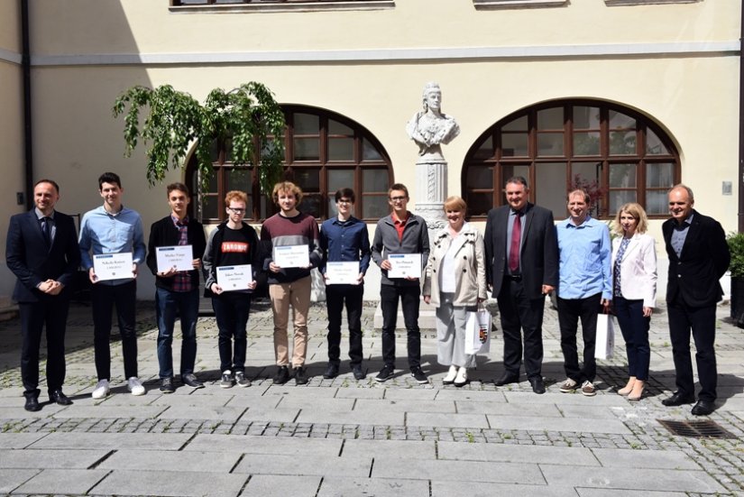 Osvajačima medalja na informatičkom natjecanju u SAD-u župan Čačić uručio po 3.000 i 2.000 kuna