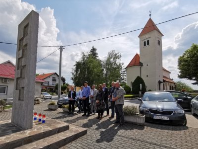 Položeni vijenci kod središnjeg križa na mjesnom groblju G. Kneginec povodom Dana Državnosti