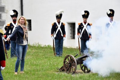 FOTO Lana Vukalović dobila čast pucnja iz topa kod Starog grada na Dan državnosti