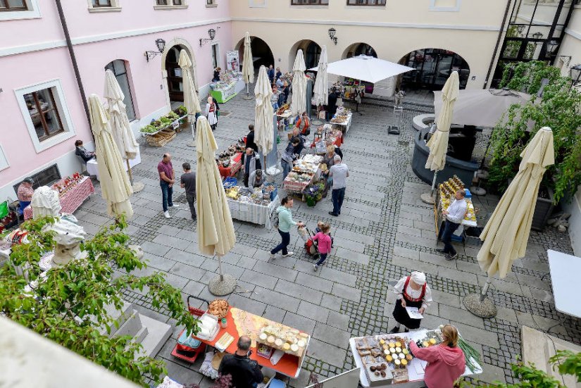 FOTO: Na Županijskom placu u atriju okupilo se tridesetak izlagača, veselja nije nedostajalo