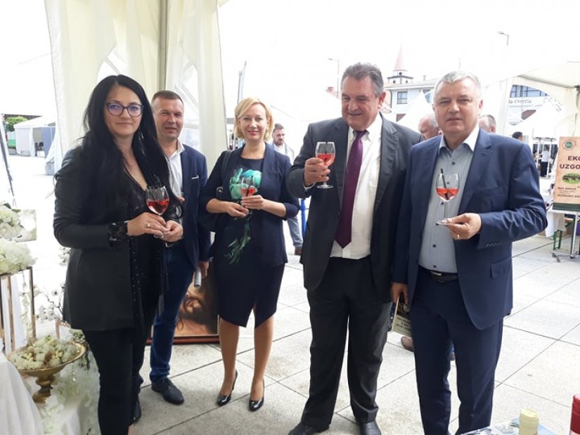 Ministar Horvat obišao na Gospodarskom sajmu štand Općine B. Hum, probao i koktel Vinarije Šafran