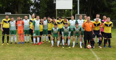Zajednička fotografija sudionika prijateljskog susreta odigranog na terenu Mladosti