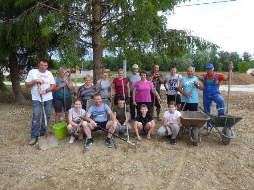Mještani zasukali rukave i uredili Društveni dom i okoliš u Otok Virju