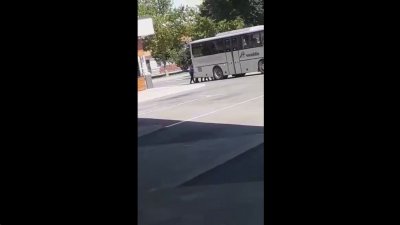 VIDEO Autobus zapeo na cesti, zaposlenici kolodvora, putnici i prolaznici gurali ga do perona