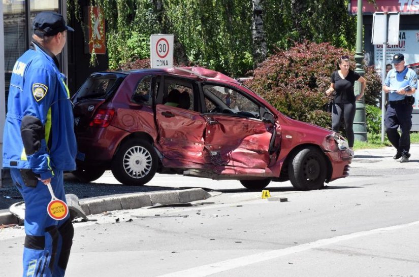 FOTO Jak sudar automobila u Zagrebačkoj ulici, intervencija Hitne pomoći