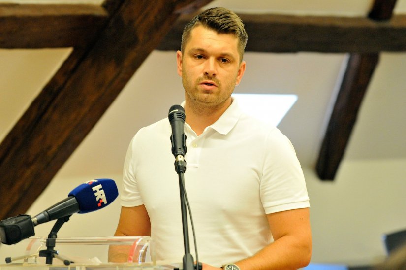 Oglasio se i vijećnik D. Mladenović: ako mogu koncerti i utakmice, zašto ne bi i sjednica išla uživo?