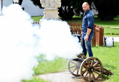 FOTO Damir Habijan točno u podne postao počasni topnik Varaždinske građanske garde