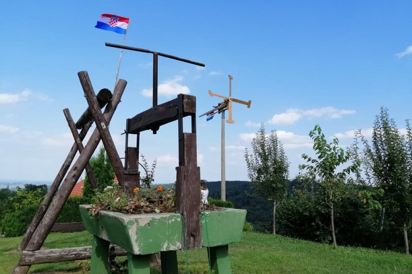 Podizanjem klopoca toplička Udruga Sv. Martin obilježava početak zriobe i pripremu za berbu