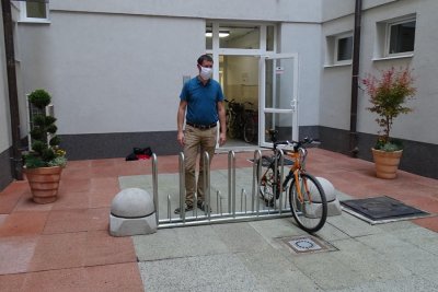 Protiv krađa: U atriju varaždinske Kirurgije postavljeni stalci za bicikle