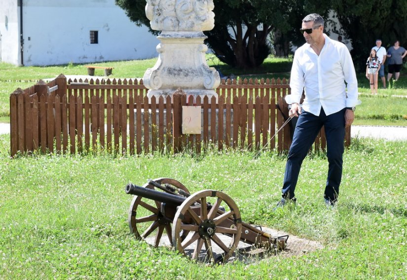 Uzicu topa točno u podne ispred Staroga grada danas je povukao malonogometni sudac Ivan Novak