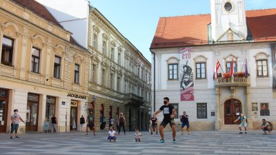 PROTIV ZATVARANJA Varaždinci &#039;čučnjevima&#039; podržali fitness centre u Splitsko- dalmatinskoj županiji