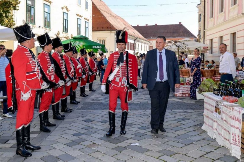 POZOR! Stasiti i ponositi Husari i Purgari postrojili se u čast Varaždinske županije