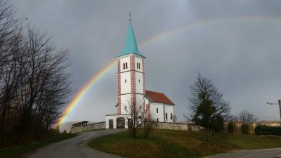 Čari prirode i kulturne baštine: Kapelu Sv. Tome apostola u Donjoj Voći obgrlila duga