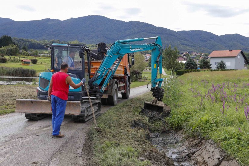 Zaštita od poplava: Tijekom cijeloga ljeta Grad Ivanec uređuje kanale i oborinsku odvodnju