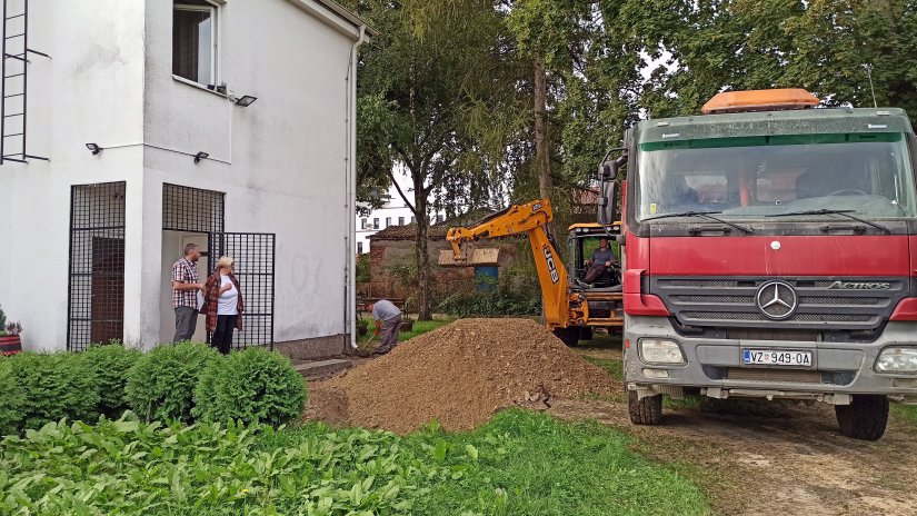 Krenulo uređenje dvorišta objekta 5. mjesnog odbora u Varaždinu