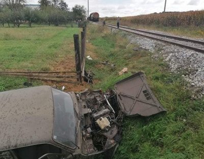 U Vrbanovcu vlak naletio na osobno vozilo, ozlijeđene dvije osobe