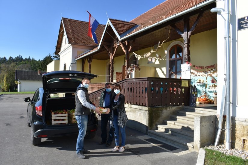 Iz OPG-a Kovačić donirali jabuke mališanima u viničkom Dječjem vrtiću