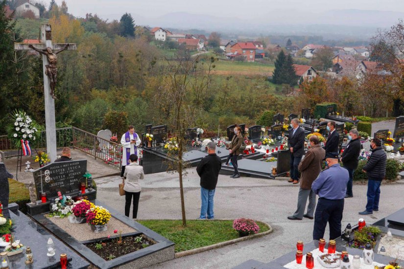 Položen vijenac kod središnjeg križa na gradskom groblju Ivanec