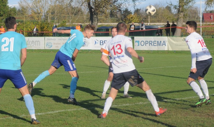 Trenutak iz završnice prvog poluvremena kada je Golub na asistenciju Samboleca zatresao mrežu Radnika