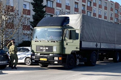 FOTO Za oboljele od COVID-19, vojska doprema šatore, koji će biti na parkiralištu varaždinske bolnice