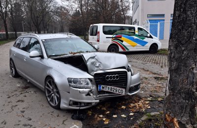 FOTO Nesreća kod Graberja ispred vrtića, automobil se zabio u stablo