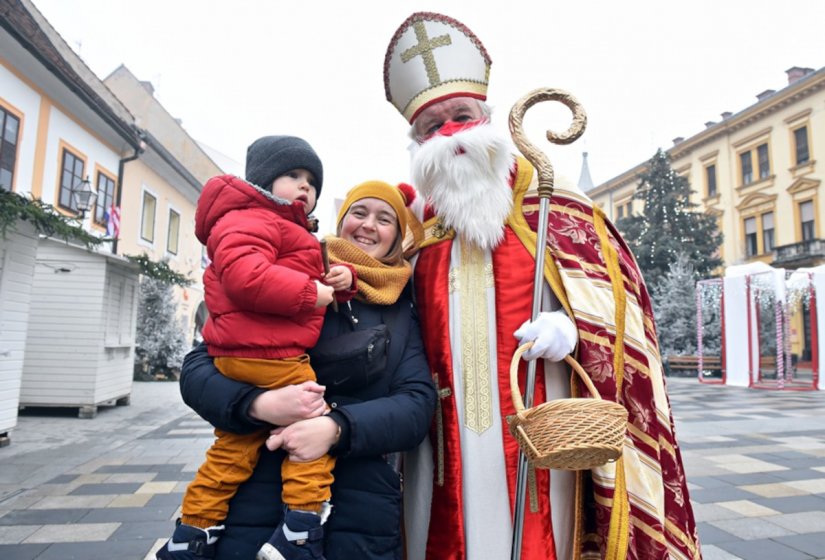 FOTO Darovi za mališane uoči blagdana sv. Nikole, a zacijelo i ujutro…