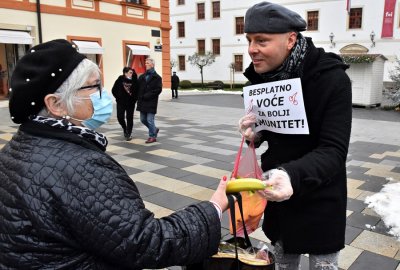 FOTO: Damir Toplek opet na Korzu dijelio &quot;dozu imuniteta&quot; i širio pozitivu