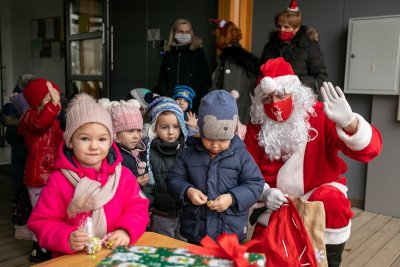 Djed Mraz posjetio dječji vrtić Bambi Sračinec