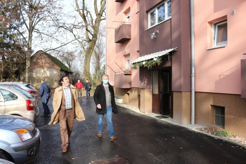 Gradonačelnik Ivan Čehok, njegov zamjenik Zlatan Avar i pročelnik Roberto Krajcer provjerili su kvalitetu izvedenih radova na uređenju parkirališta uz zgradu u Ulici Ferdinanda Konščaka, pokraj stadiona Sloboda