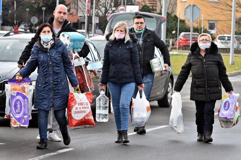 FOTO Brojni građani pokazali veliko srce, doniraju potrepštine cijeli dan