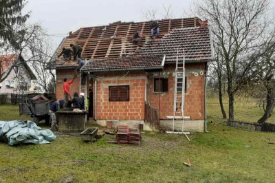 Ekipa iz Sračinca za vikend obnovila četiri krovišta u Strašniku