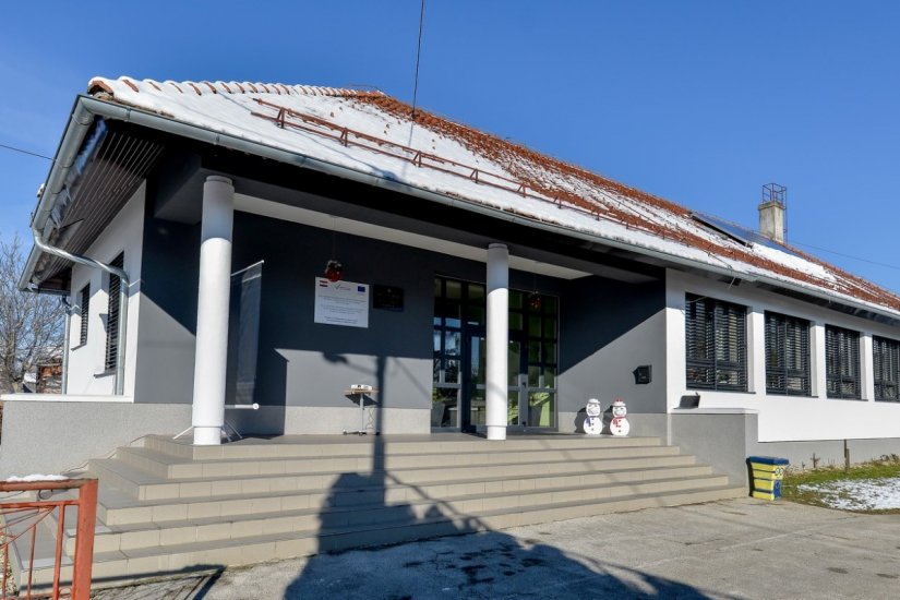 Područni odjel Gačice: Škola ima novu fasadu i stolariju, kao i četiri solarna kolektora