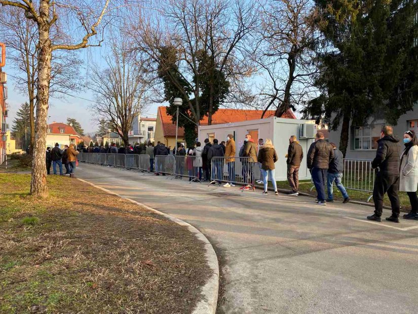 FOTO Dugački redovi za testiranja na koronavirus u varaždinskoj bolnici