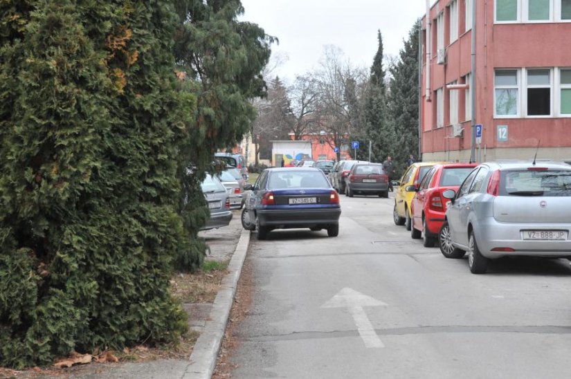 Muke s parkiranjem djelatnika u krugu Bolnice: uredit će se garaže, nova parkirna mjesta, ali i - park