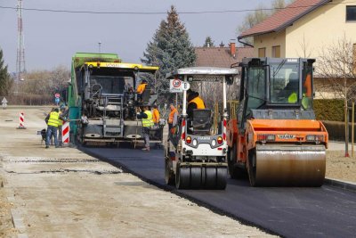 Polaže se grubi asfaltni sloj na 440 metara Ulice Eugena Kumičića u Ivancu