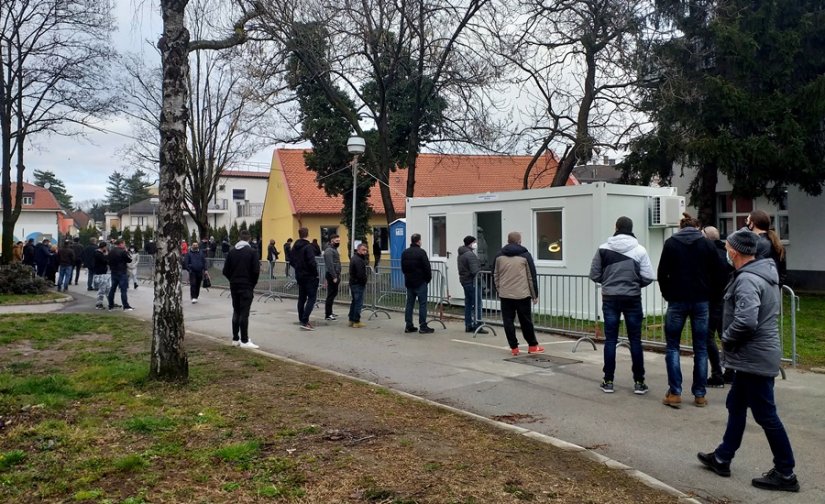 FOTO: Zbog novog režima za ulazak u Sloveniju, redovi za testiranje na Covid-19