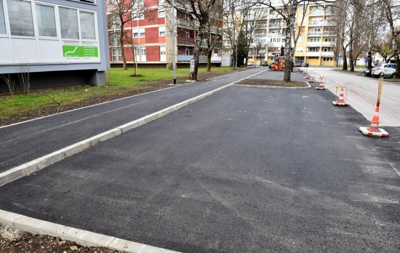 FOTO: Asfaltirano novouređeno parkiralište u Trakošćanskoj ulici u Varaždinu