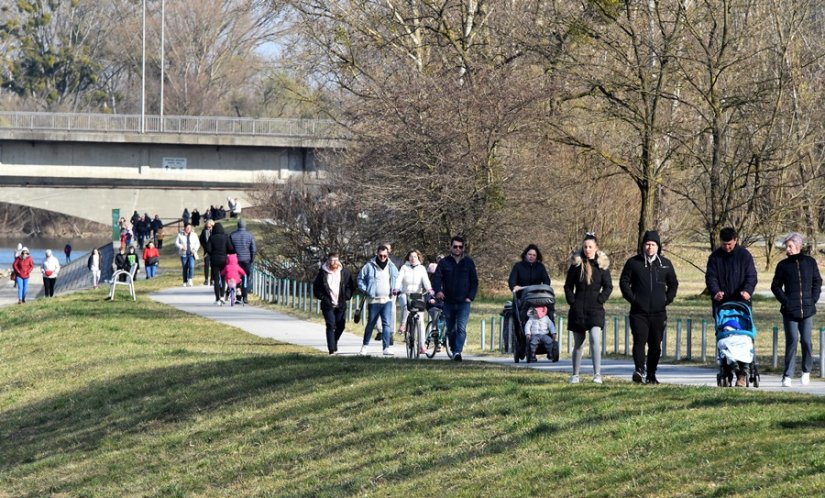 FOTO Varaždinci i Varaždinke uživali u sunčanom i hladnom danu na Dravi