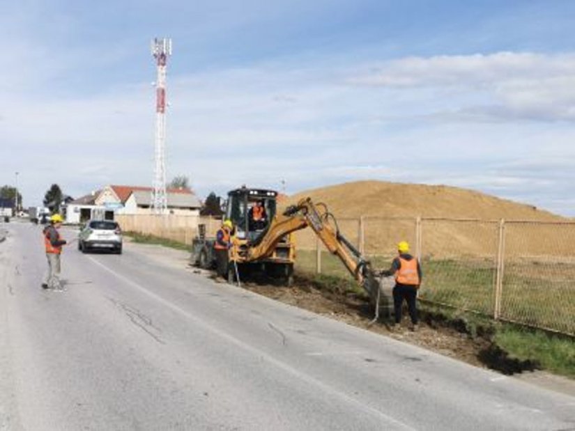 Uređuje se parkiralište nasuprot ambulante u Turčinu