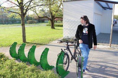 Briga za bicikliste: Postavljeni novi funkcionalni stalci i pumpe za bicikle