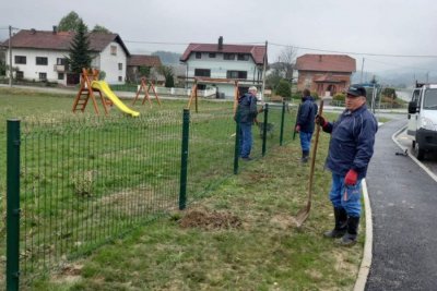 ZA VEĆU SIGURNOST Podiže se ograda oko dječjeg igrališta u Mjesnom odboru Seljanec