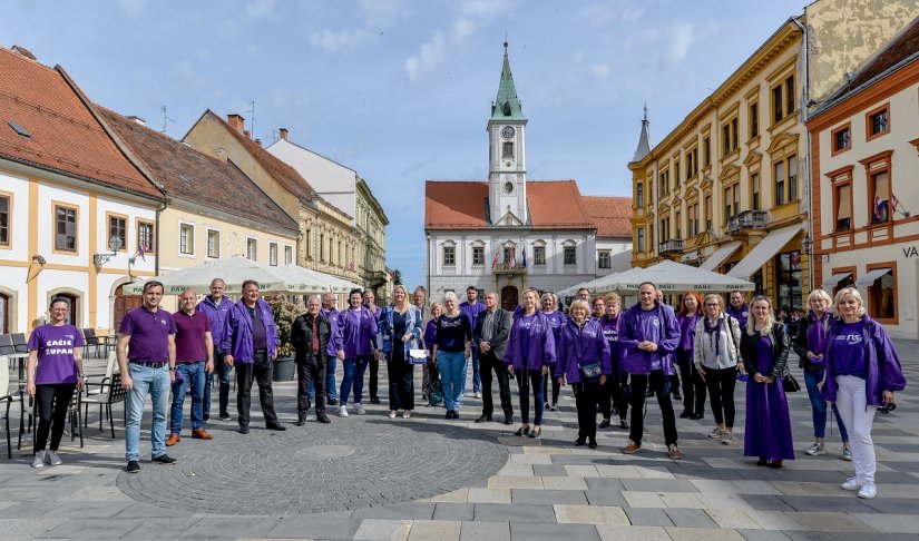 FOTO Reformisti ljubičastim autobusom prošli Županijom i čestitali sugrađanima Praznik rada