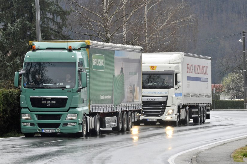 PROMETNA NESREĆA: Vozač teretnog vozila u Hrašćici udario minibus!