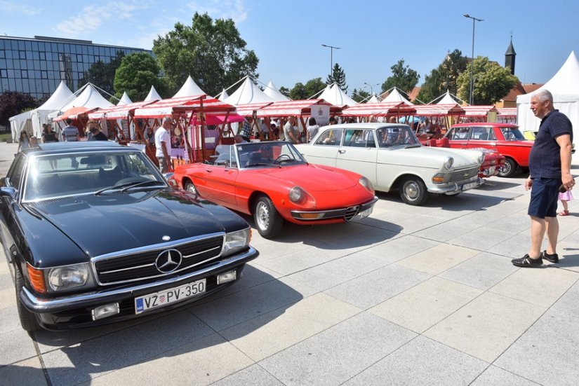 FOTO Oldtimeri zauzeli Kapucinski trg i donijeli da&scaron;ak pro&scaron;lih vremena